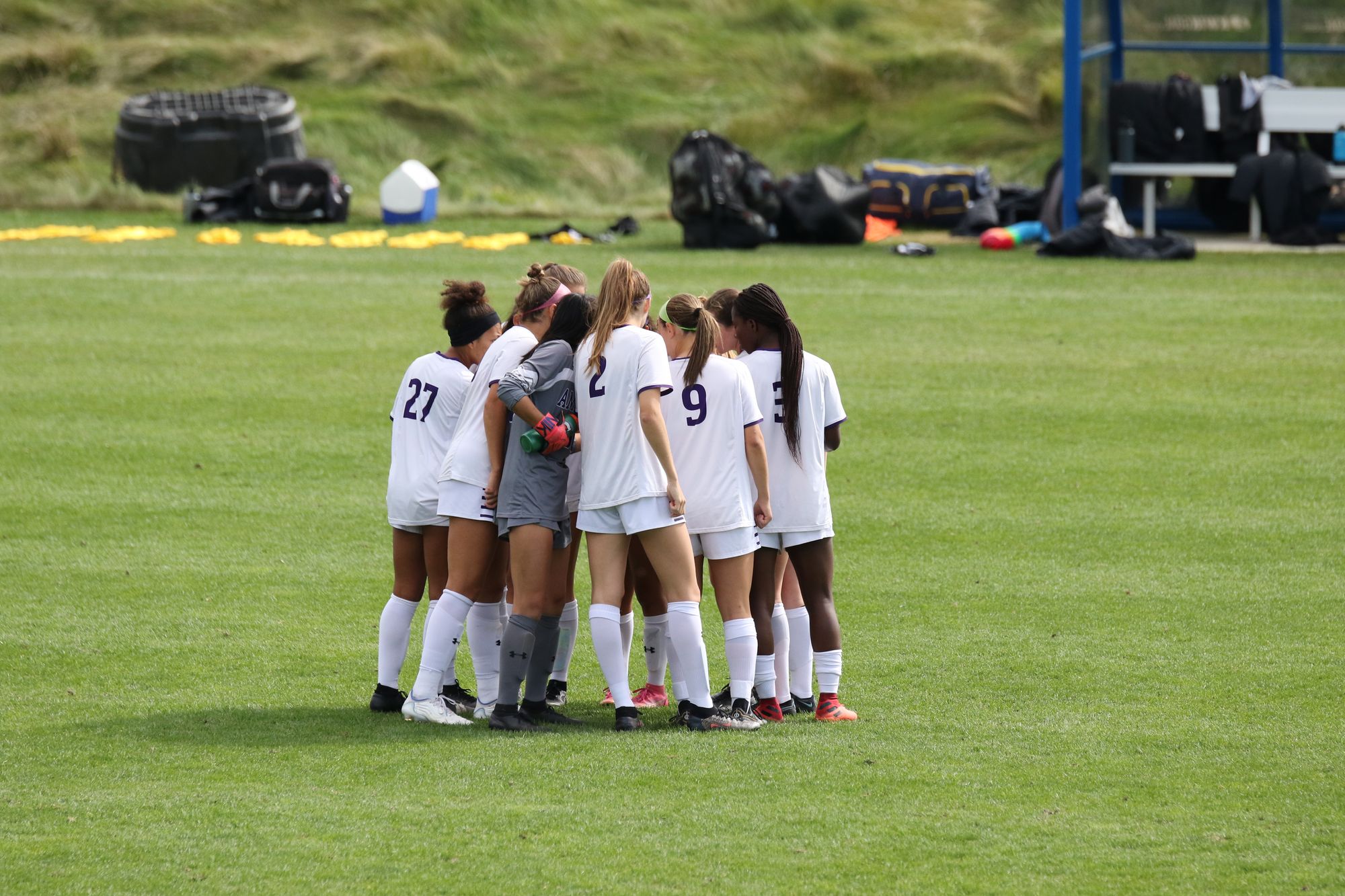 Women’s Soccer Falls To Williams, Beats Lynx In 7-0 Blowout