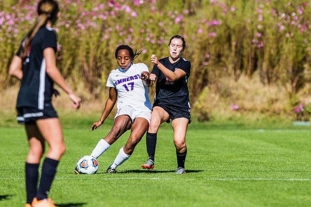 Women’s Soccer Falls to Middlebury, Routs Smith the Following Day
