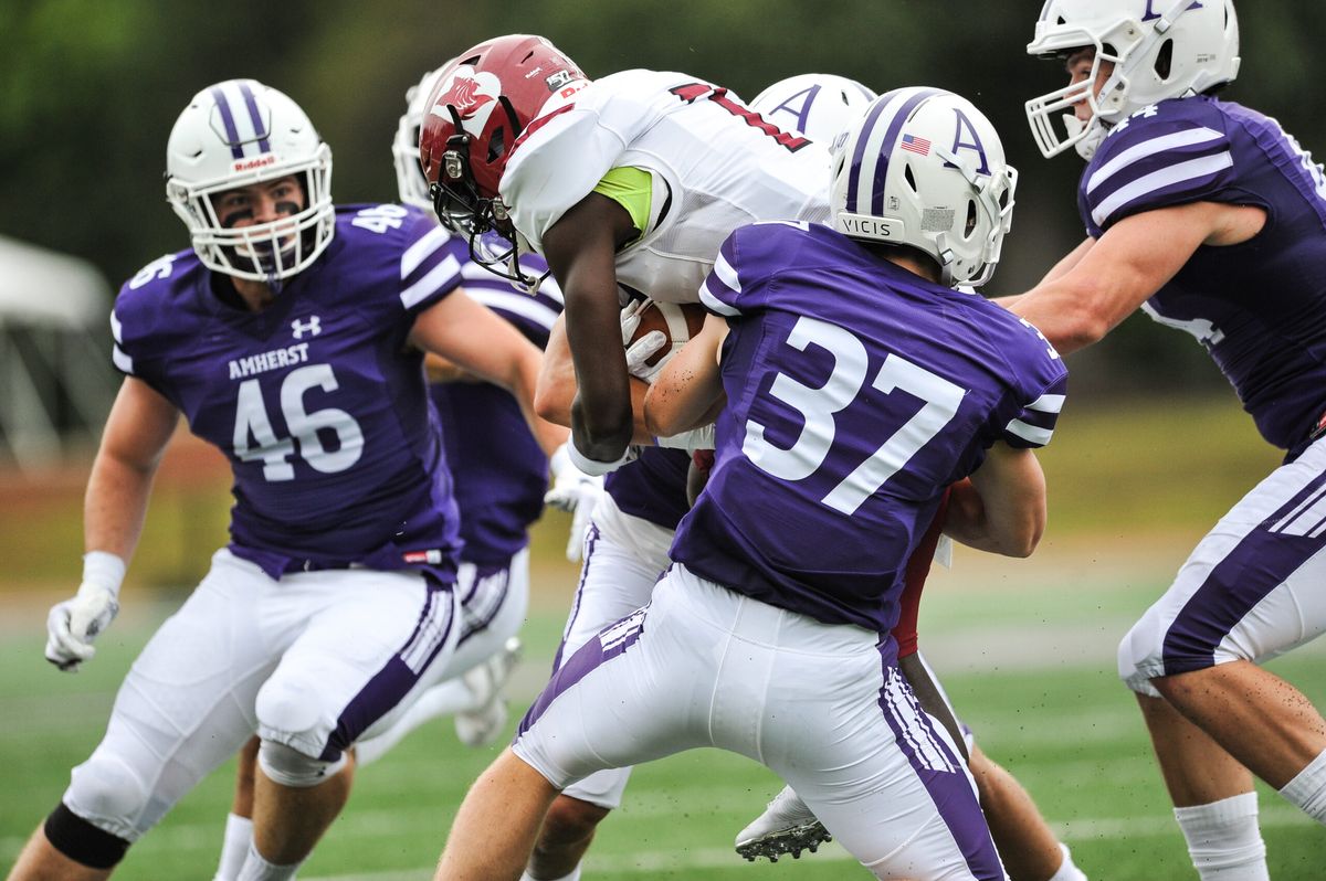 Football Drops Perfect Record With Loss to Middlebury