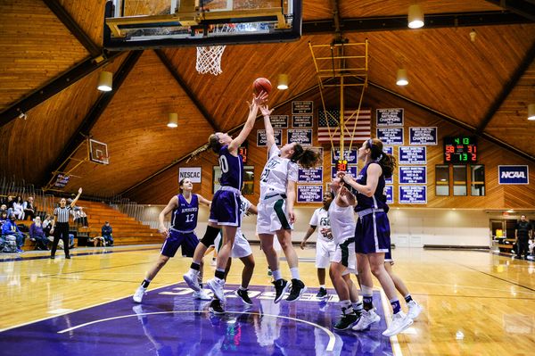 Women’s Basketball Rebounds After First NESCAC Loss, Beats Bates and Tufts