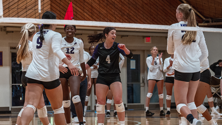 Volleyball Bounces Back After Loss, Goes 2-1 Over Weekend