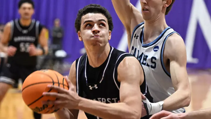Over the Hump: Amherst Basketball Downs Connecticut College 73-54