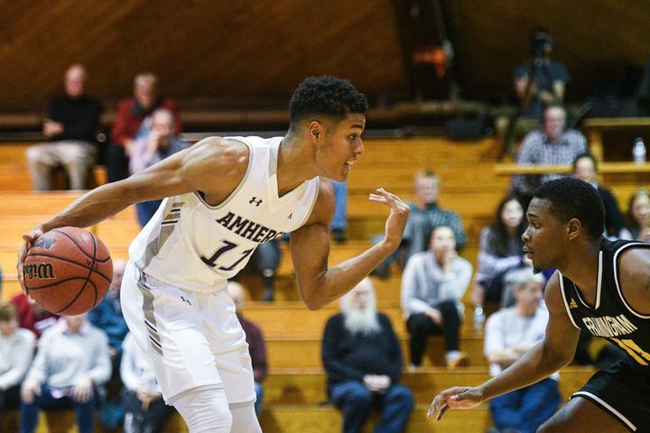 Men’s Basketball Defeats Tufts, Bates and Wesleyan