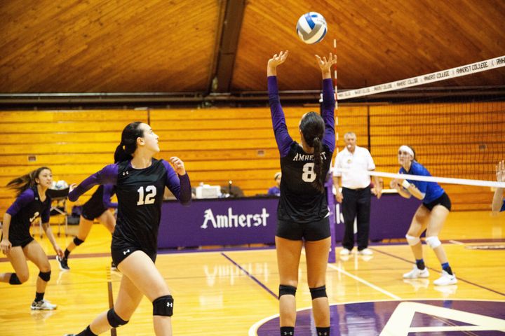 Volleyball Notches Two Straight-Set Wins over Bowdoin and Colby